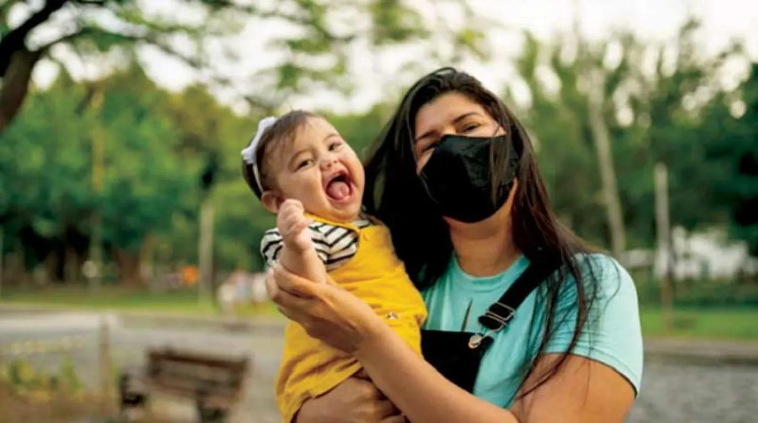 وضع الأم للقناع لا يؤثر في قدرة الطفل على التعرف عليها (غيتي)