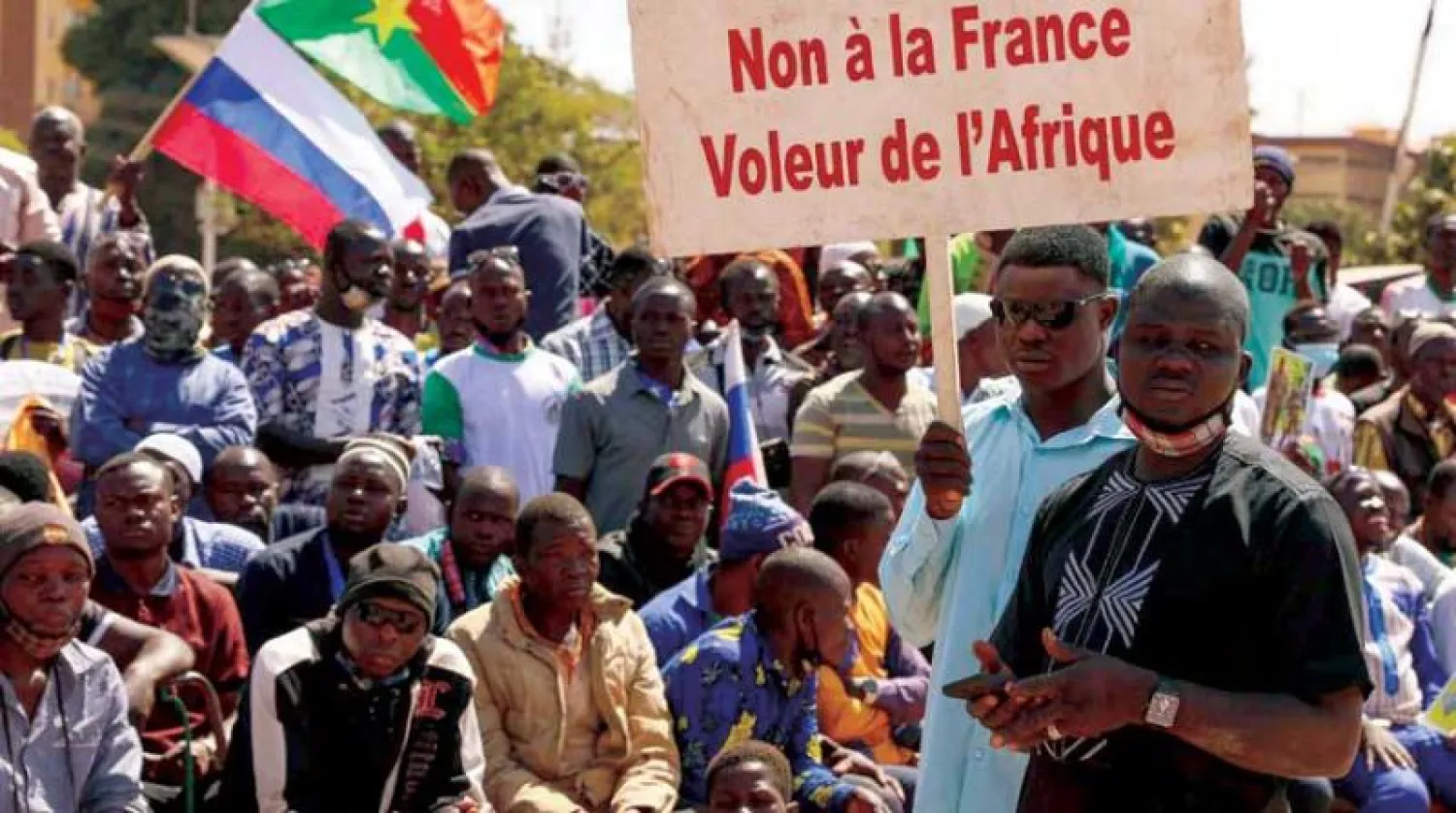 متظاهرون في ساحة الأمة في واغادوغو ببوركينا فاسو في 20 يناير الماضي (رويترز)