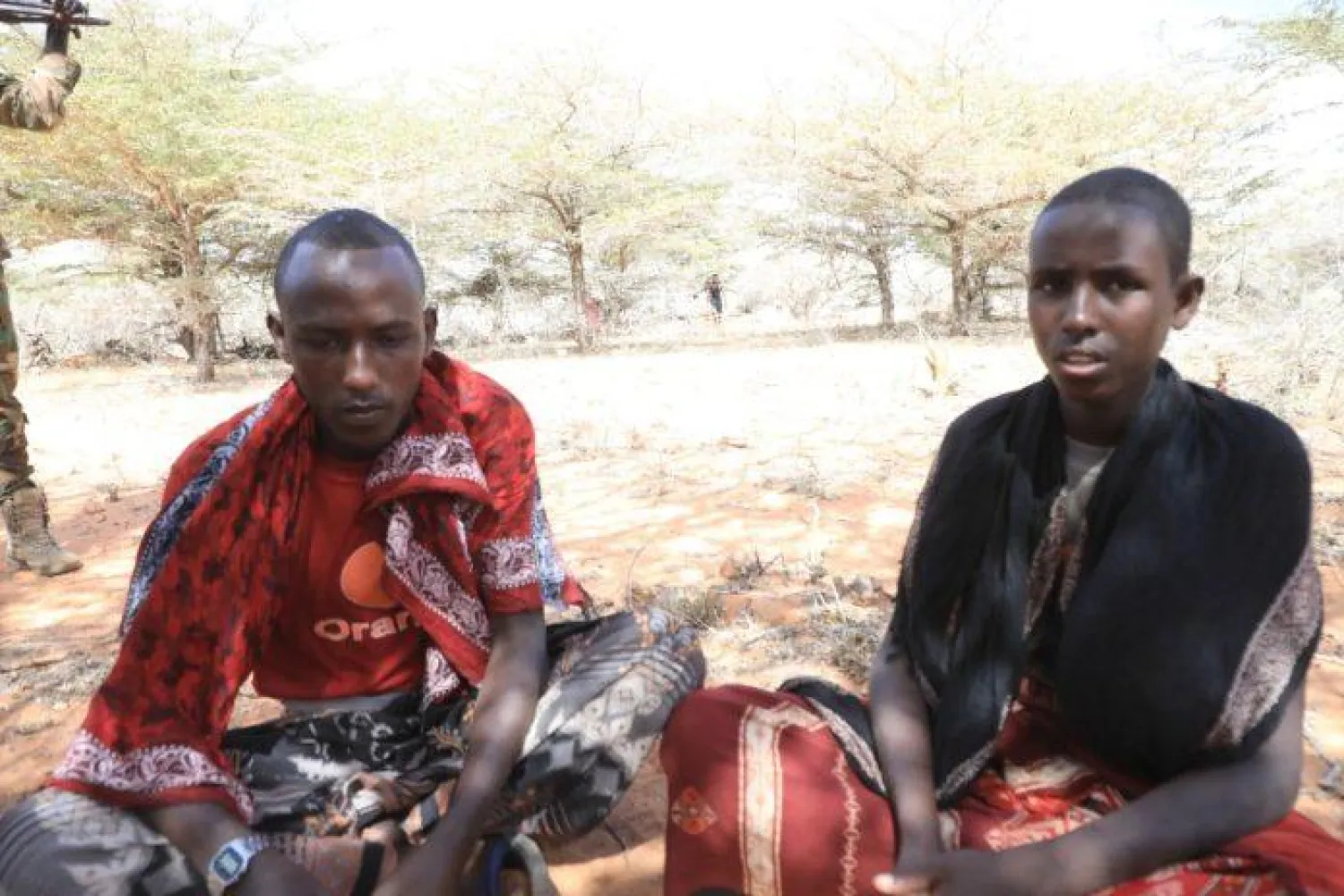 عنصران من حركة «الشباب» يستسلمان لقوات الجيش الصومالي (وكالة الأنباء الصومالية)