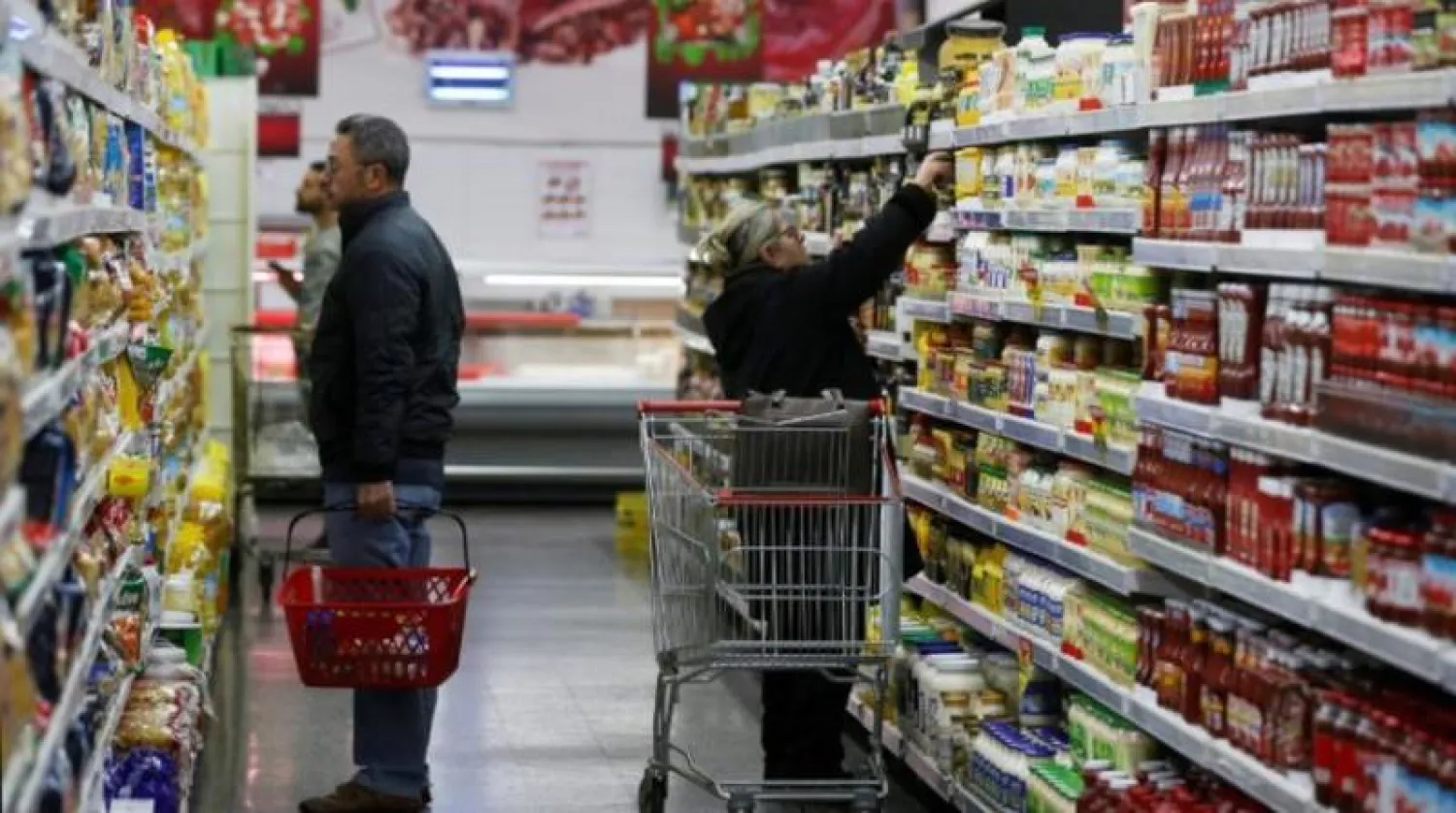 مواطنون يتسوقون في سوبرماركت في بيروت (رويترز)