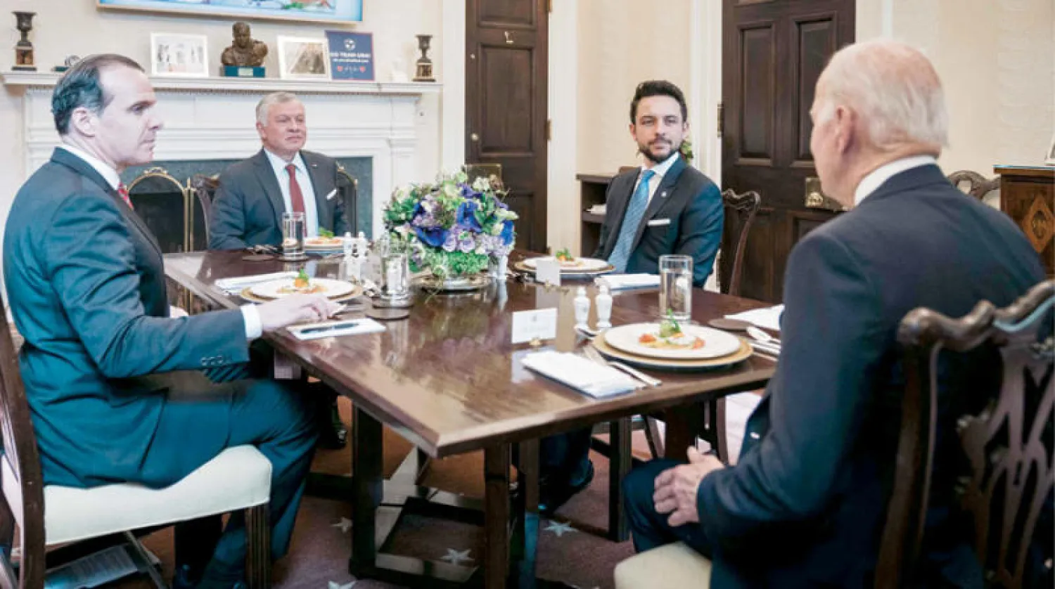 بايدن مستقبلاً الملك عبد الله وإلى يساره الأمير حسين في البيت الأبيض أول من أمس (أ.ف.ب)