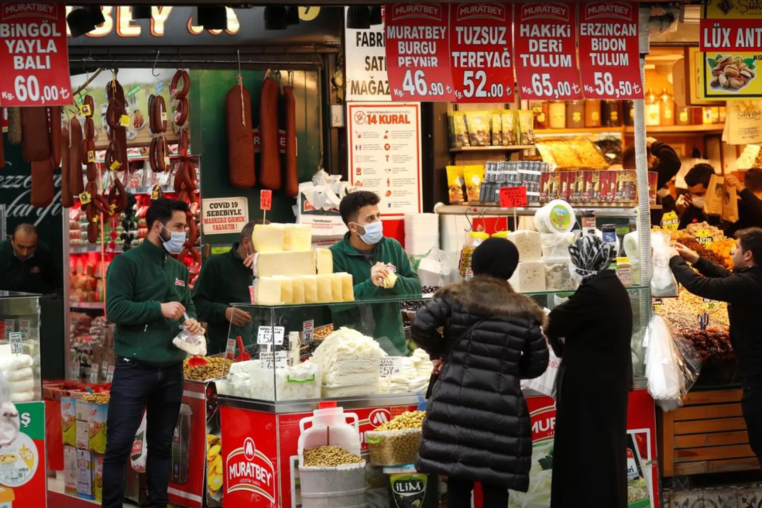 Women shop at a local market in Istanbul, Türkiye January 12, 2021. REUTERS/Murad Sezer
