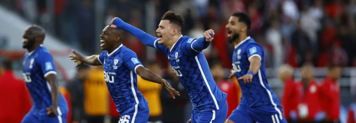 الحمدان وعبد الحميد ينطلقان فرحاً بعد بلوغ نصف النهائي المونديالي (رويترز)