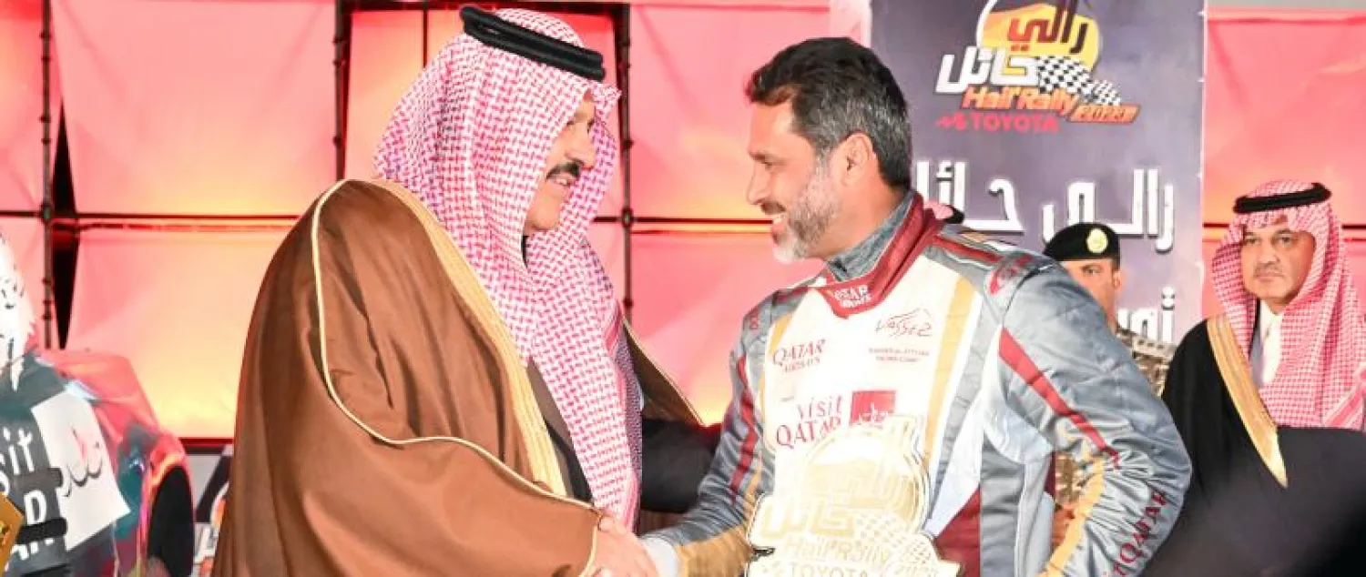 الأمير عبد العزيز بن سعد لدى تتويجه العطية باللقب (الشرق الأوسط)