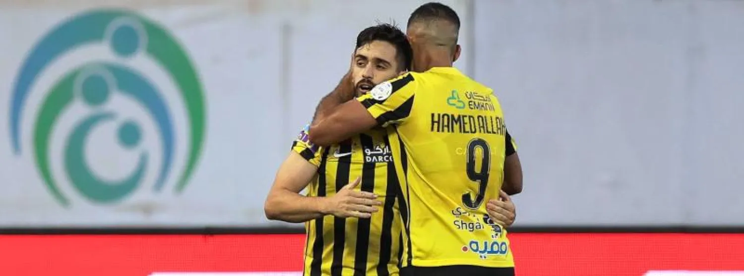 حمد الله يهنئ كورونادو بعد هدفه الثمين (الموقع الرسمي لنادي الاتحاد)