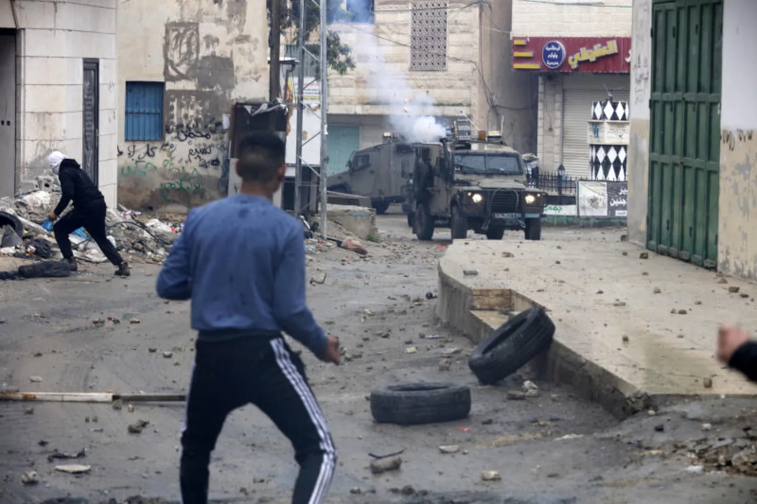 من المواجهات التي سجلت في مخيم عقبة جابر السبت (د.ب.أ)