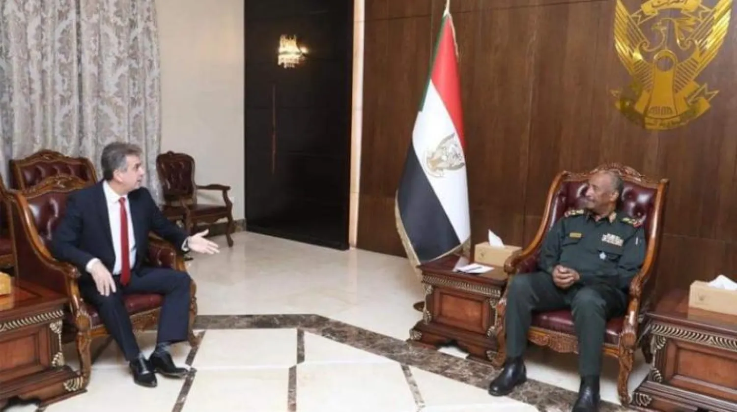 Sudan Egemenlik Konseyi Başkanı Orgeneral Abdulfettah el-Burhan ile İsrail Dışişleri Bakanı Eli Cohen (AFP)
