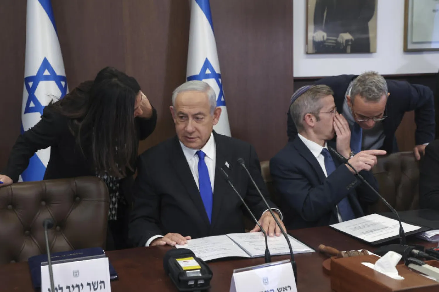 نتنياهو يتحدث مع وزيرة النقل ميري ريغيف خلال الاجتماع الأسبوعي للحكومة اليوم (أ.ب)