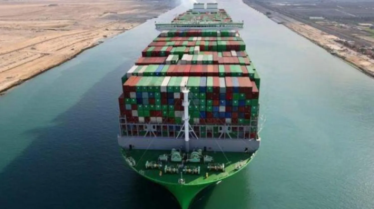 Süveyş Kanalı'ndan  geçen bir  konteyner gemisi