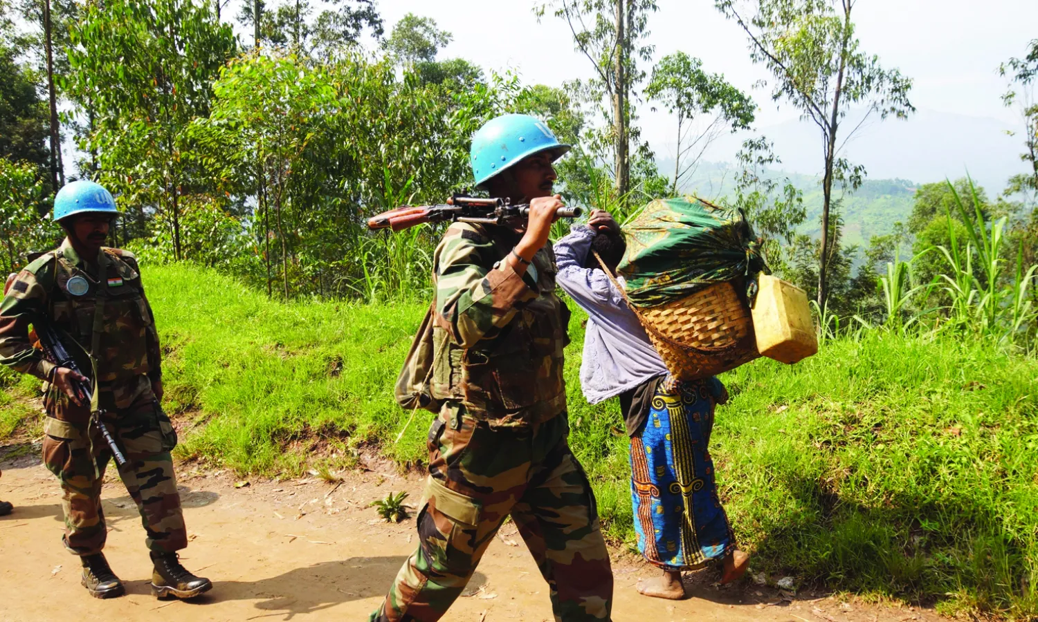 جنود هنود يخدمون في بعثة الأمم المتحدة لحفظ السلام في الكونغو (مونوسكو) يقومون بدوريات في طريقهن إلى مركز السوق في ماسيسي (رويترز)