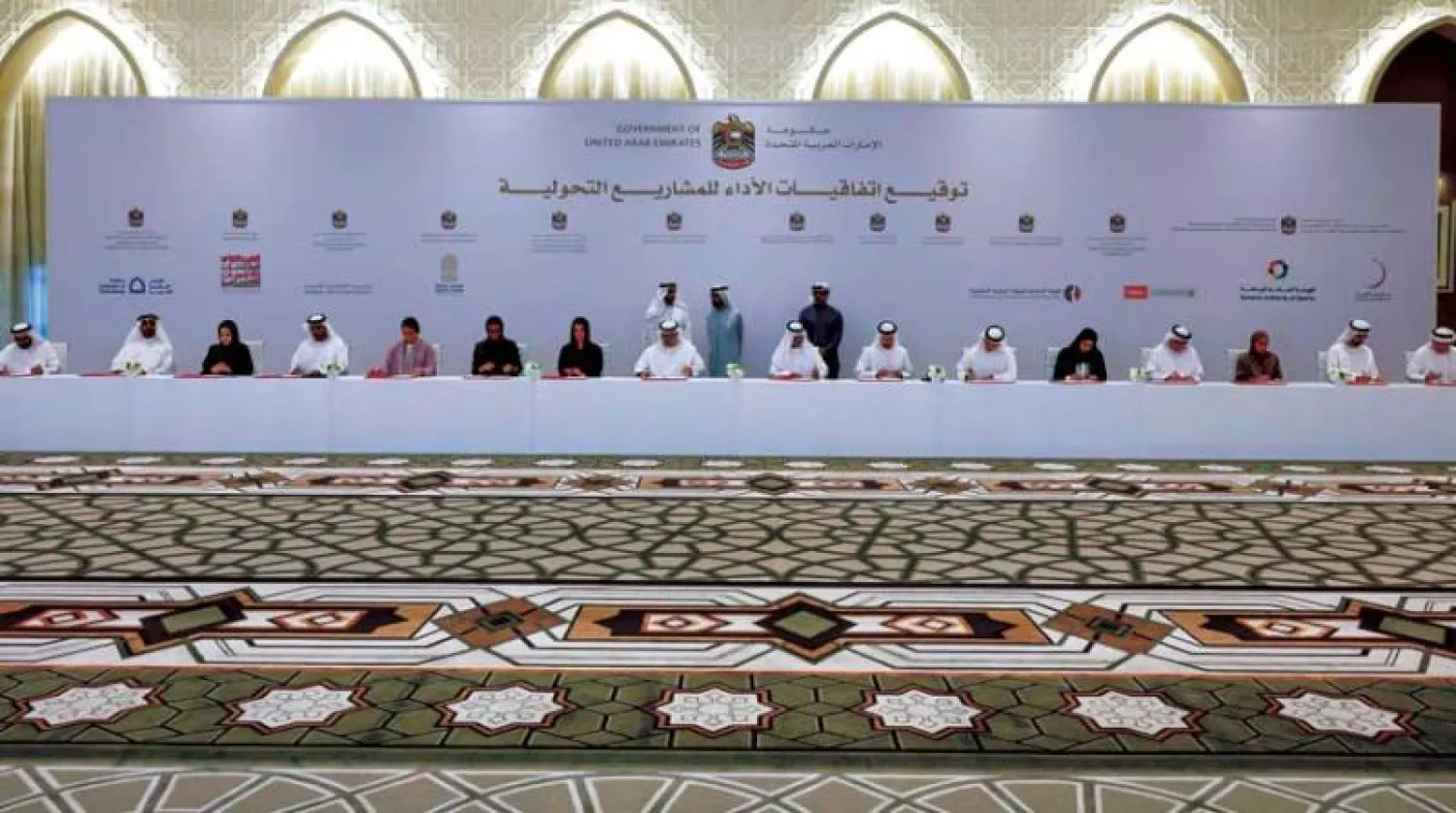 محمد بن راشد نائب رئيس دولة الإمارات يتوسط عدداً من الوزراء خلال توقيع اتفاقيات الأداء للوزارة (وام)