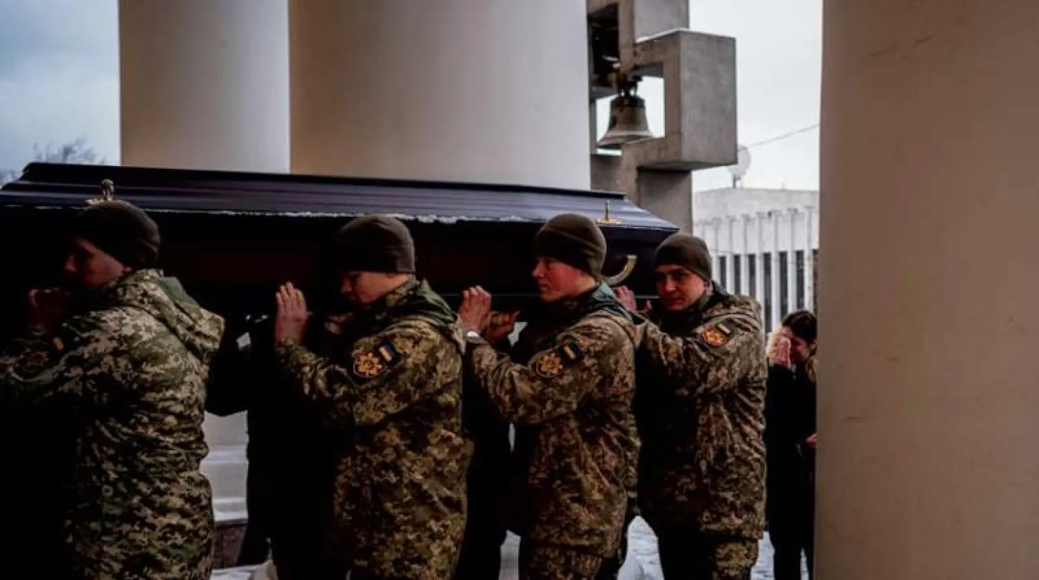 جنود أوكرانيون يحملون نعش زميل لهم قضى في معارك باخموت خلال جنازته في كييف أمس (أ.ف.ب)