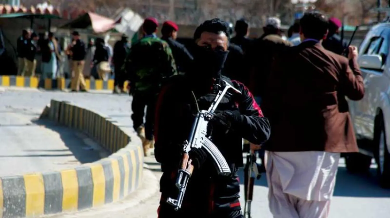 مسؤولو الأمن الباكستانيون يتفقدون موقع انفجار في كويتا عاصمة إقليم بلوشستان الاثنين (إ.ب.أ)