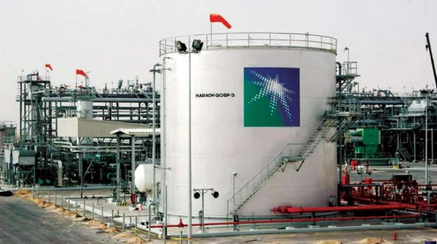 شعار «أرامكو» على صهريج نفط في محطة تابعة للشركة السعودية (رويترز)