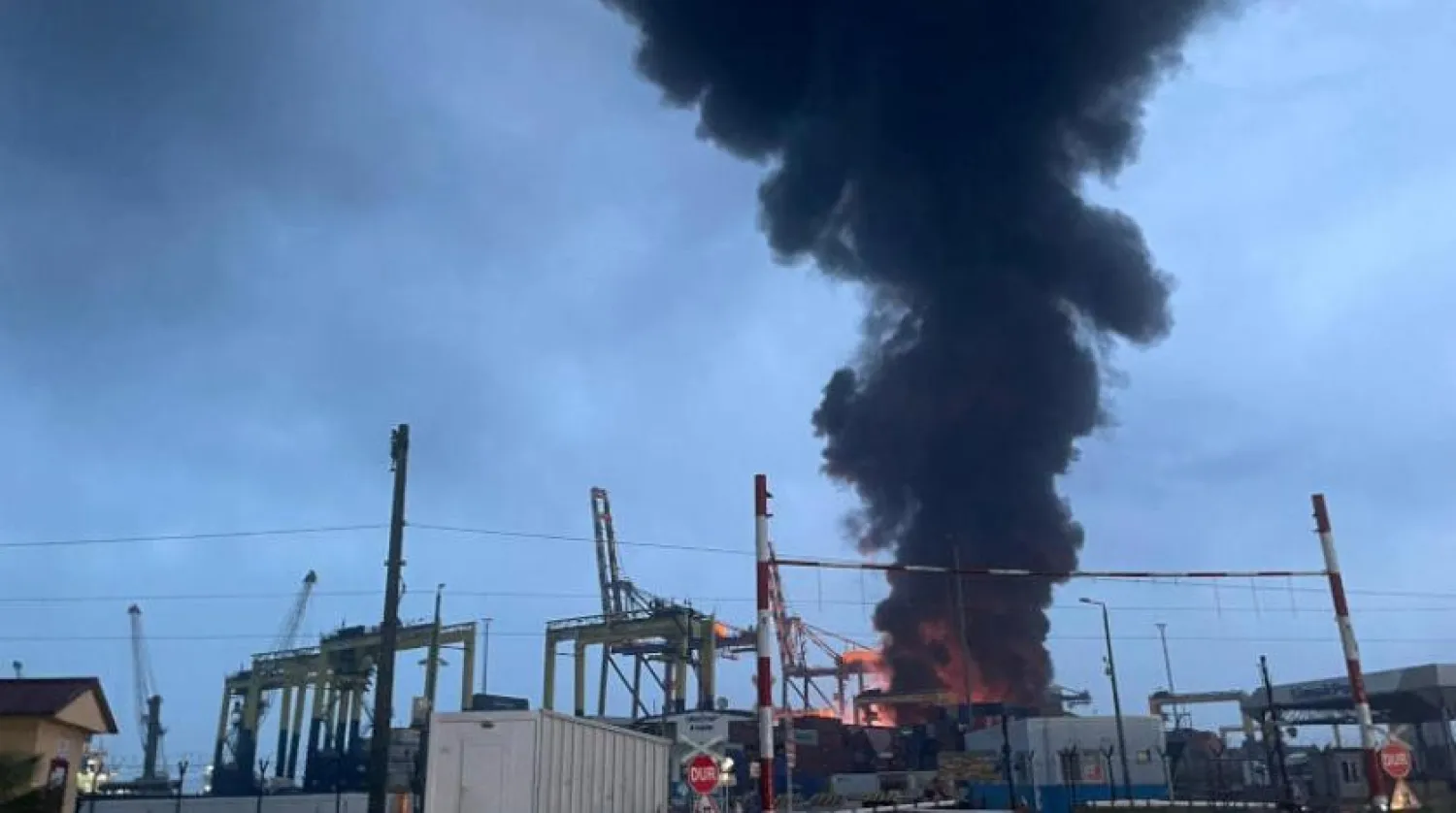 Bugün Türkiye'nin İskenderun limanından siyah dumanlar yükseliyor (Reuters)