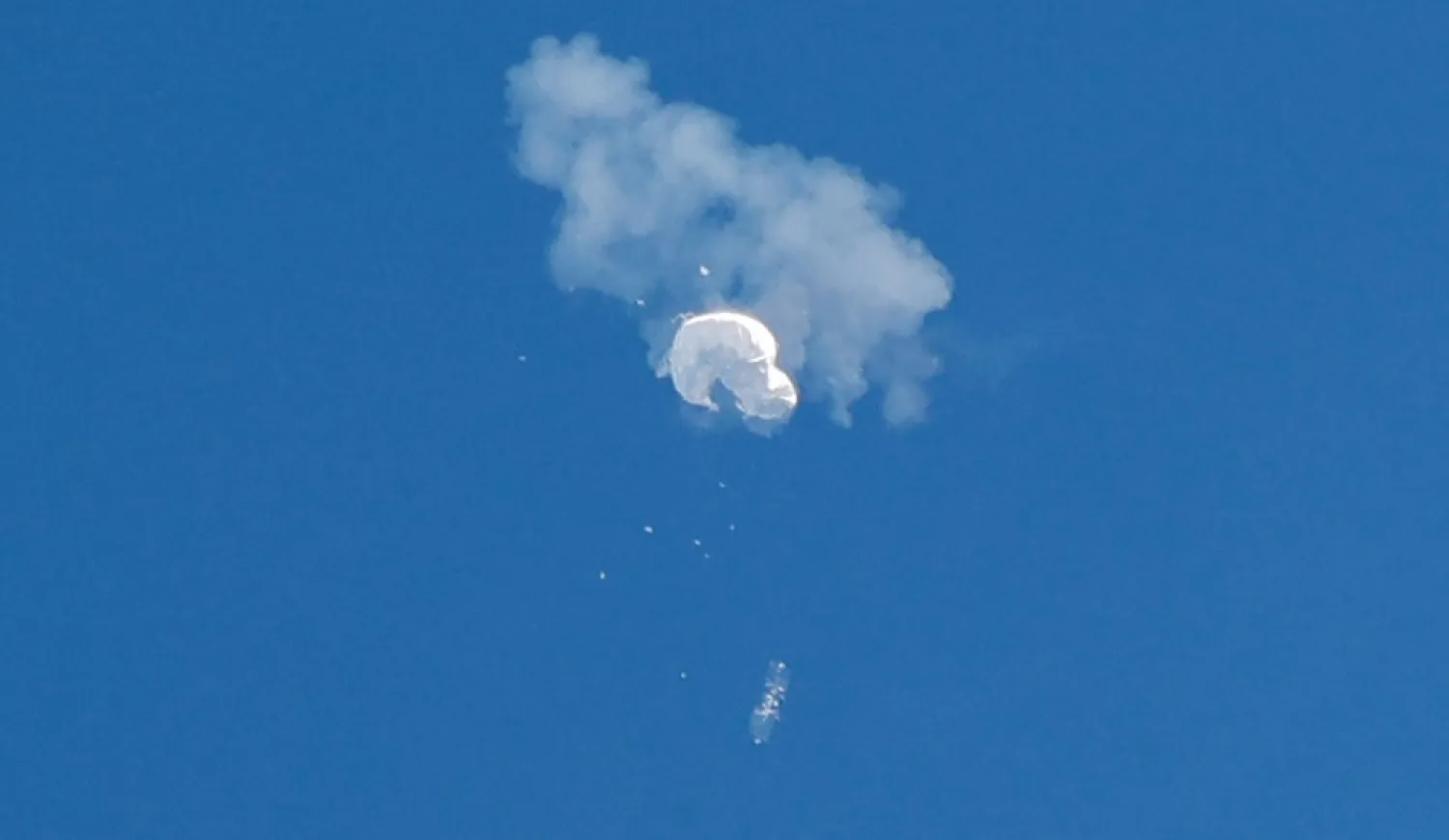 The suspected Chinese spy balloon drifts to the ocean after being shot down off the coast in Surfside Beach, South Carolina, US, Feb. 4, 2023. (Reuters)