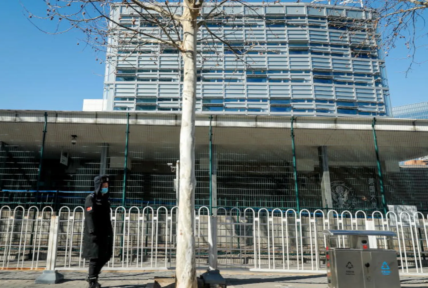 ضابط شرطة أمام سفارة الولايات المتحدة في بكين (إ.ب.أ)