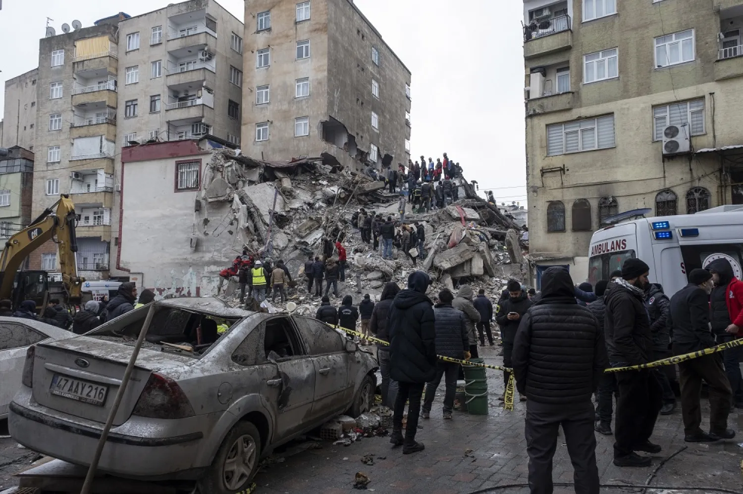 Emergency personnel search for victims at the site of a collapsed building after an earthquake in Diyarbakir, southeast of Türkiye, 06 February 2023. (EPA)