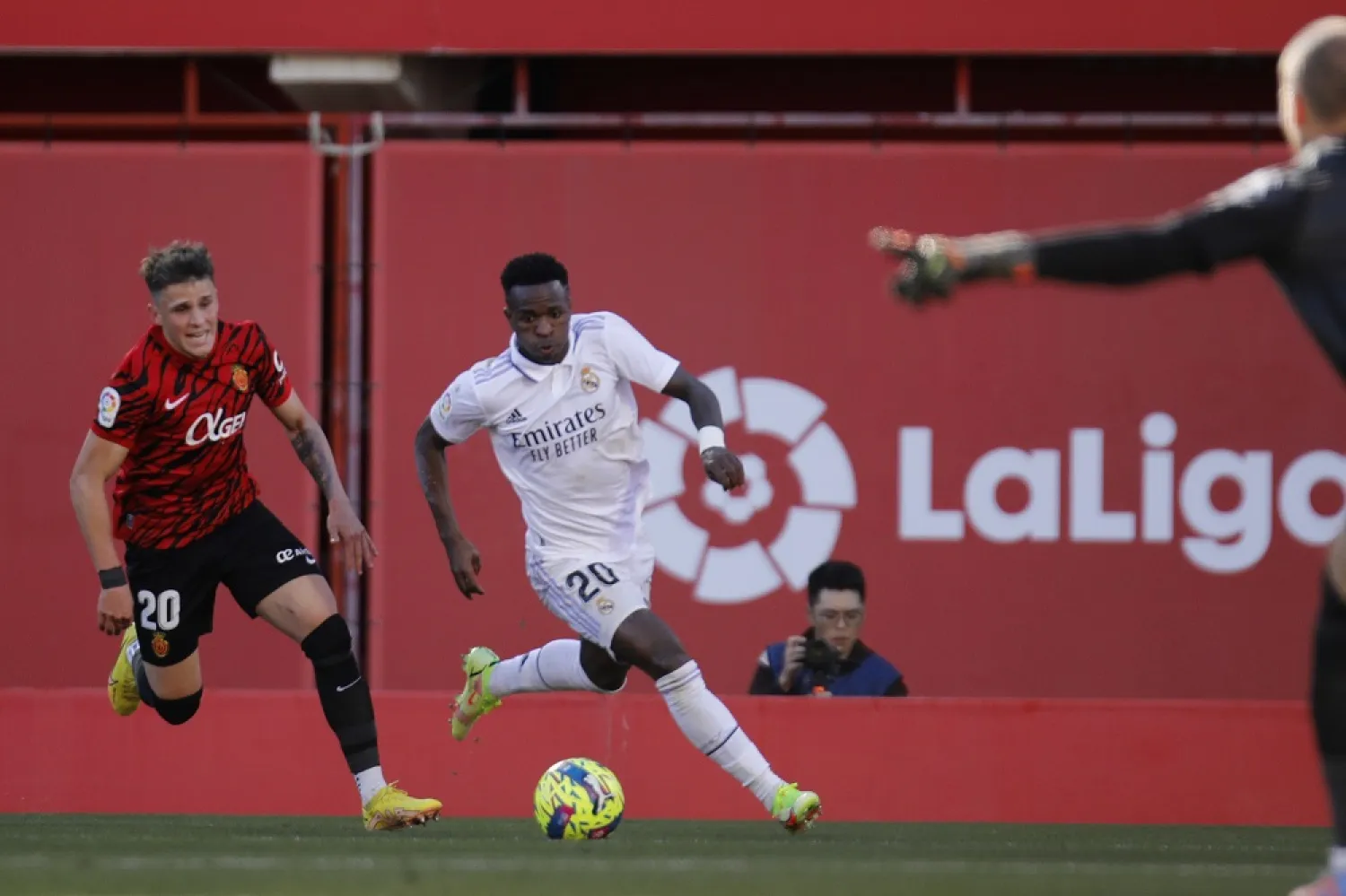 Mallorca's Giovanni Gonzalez, left, in action against Real Madrid's Vinícius Júnior during a Spanish La Liga match between Mallorca and Real Madrid at the Son Moix stadium in Palma de Mallorca, Spain, Sunday, Feb. 5, 2023. (AP)