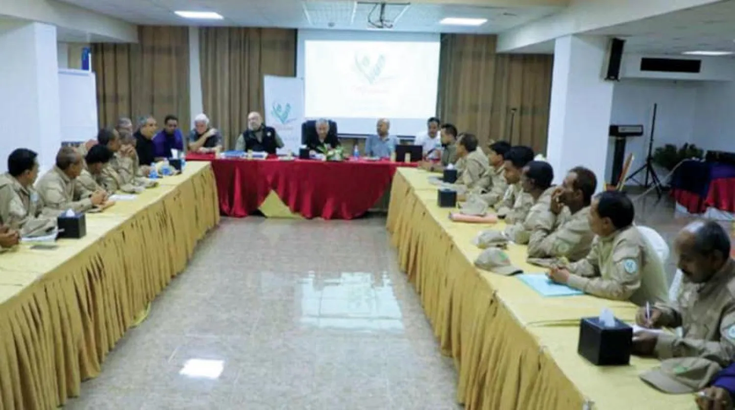 مدير مشروع «مسام» السعودي يجتمع بفرق نزع الألغام في اليمن (المكتب الإعلامي للمشروع)