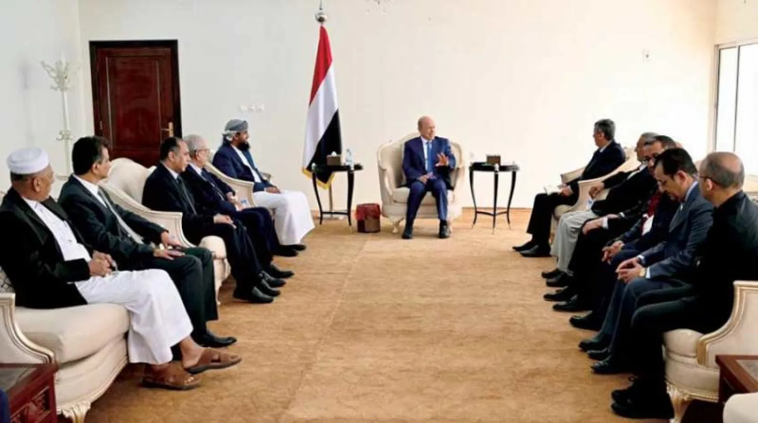 رئيس مجلس القيادة الرئاسي اليمني رشاد العليمي يستقبل في عدن أعضاء الغرف التجارية والصناعية (سبأ)