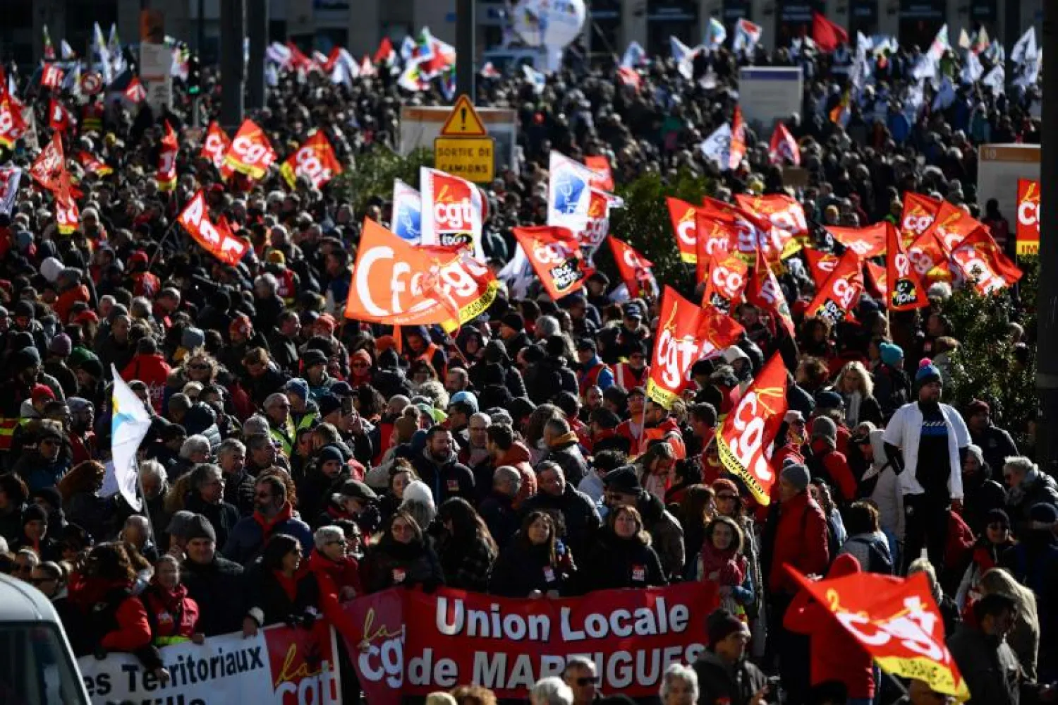 فرنسيون يحتجون على مشروع لا يحظى بشعبية ينص في أبرز نقاطه على رفع سن التقاعد القانونية من 62 إلى 64 عاماً (أ.ف.ب)