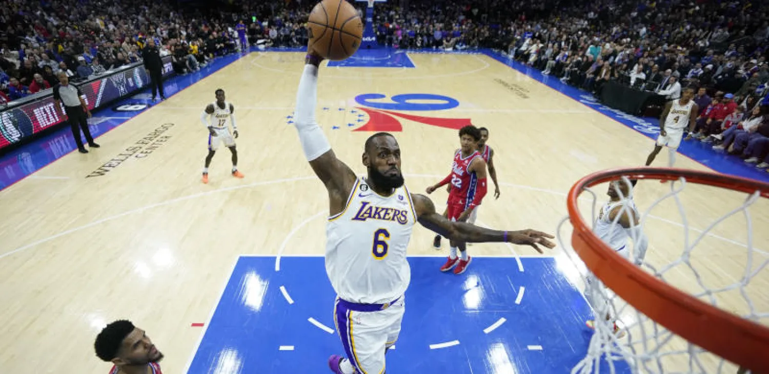 ليبرون يحتاج لتسجيل 36 نقطة ليصبح صاحب الرقم القياسي بالدوري الأميركي للسلة (أ.ب)