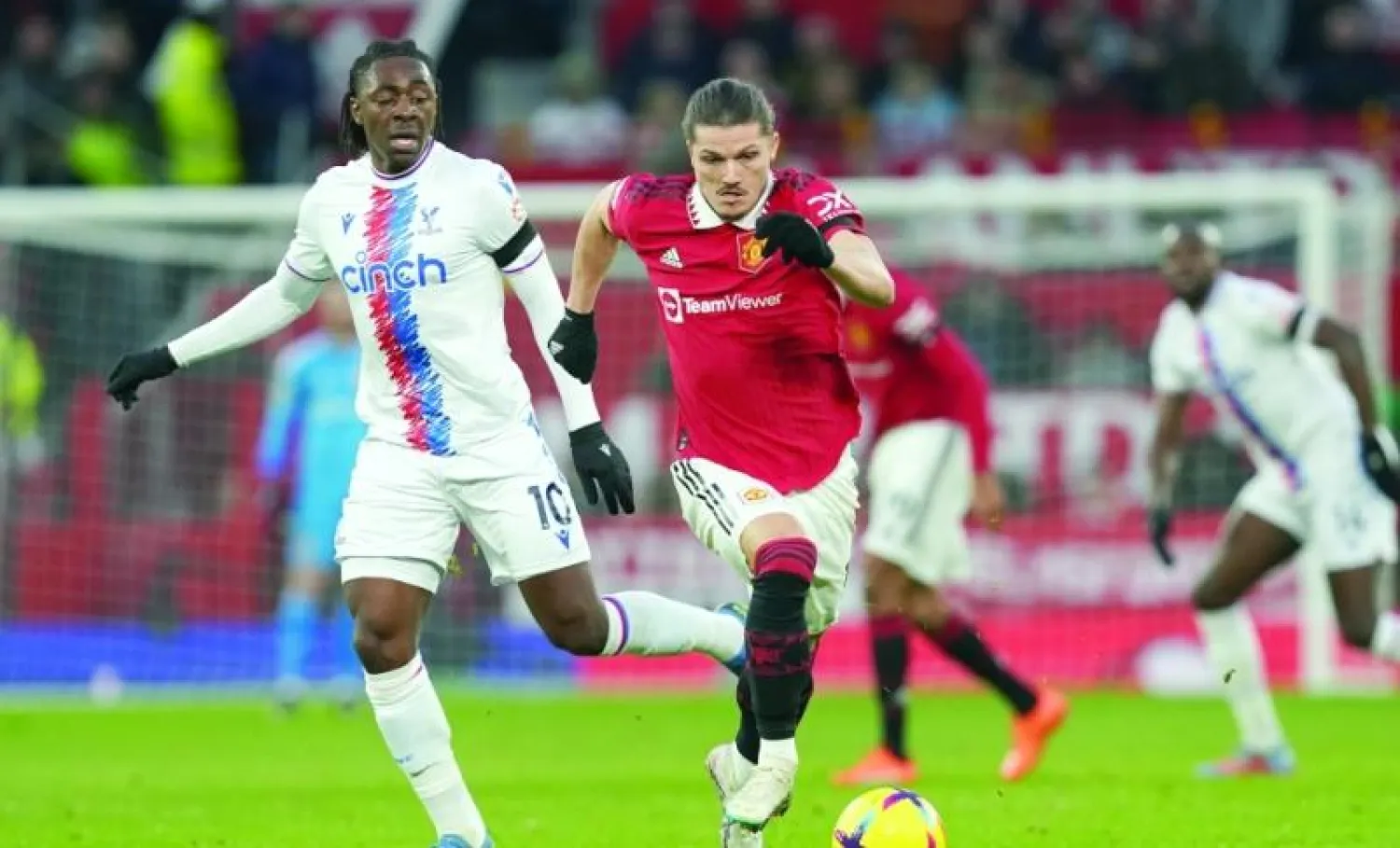 النمساوي سابيتزر نجم يونايتد الجديد (يمين) مطالب بسد فراغ كاسيميرو الموقوف 3 مباريات (د.ب.أ)