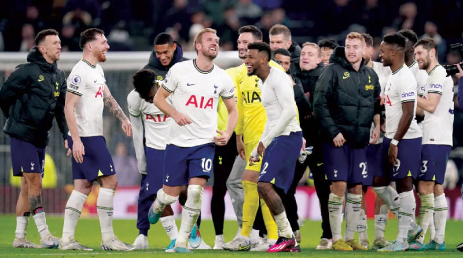 كين وفرحة زملائه بعد أن أصبح الهداف التاريخي لتوتنهام (د.ب.أ)