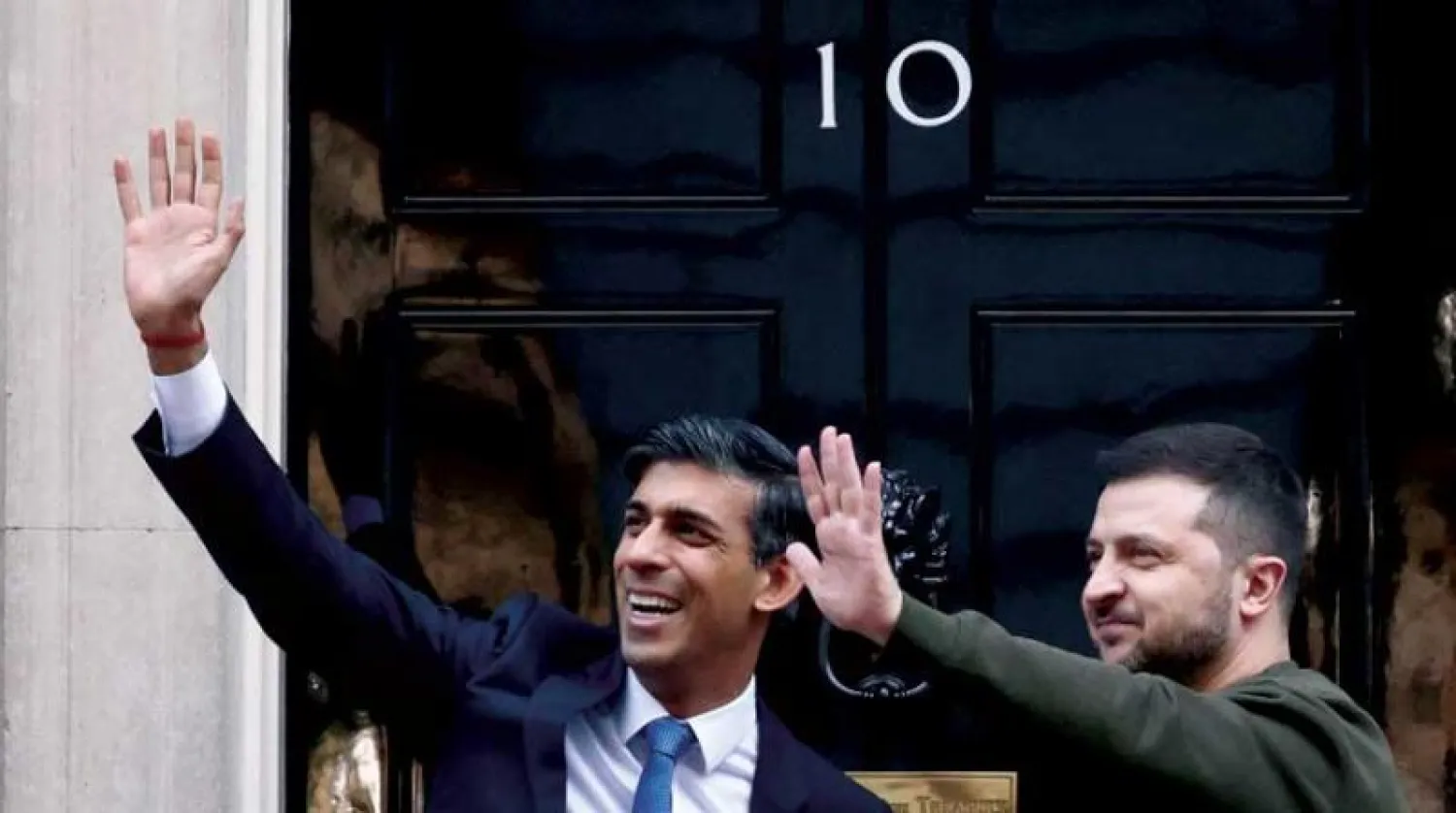 زيلينسكي مع سوناك أمام داونينغ ستريت (رويترز)