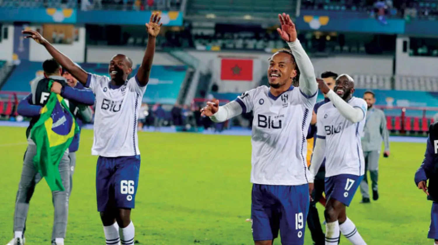 لاعبو الهلال لدى احتفالاتهم بالمنجز العالمي (تصوير: علي الظاهري)
