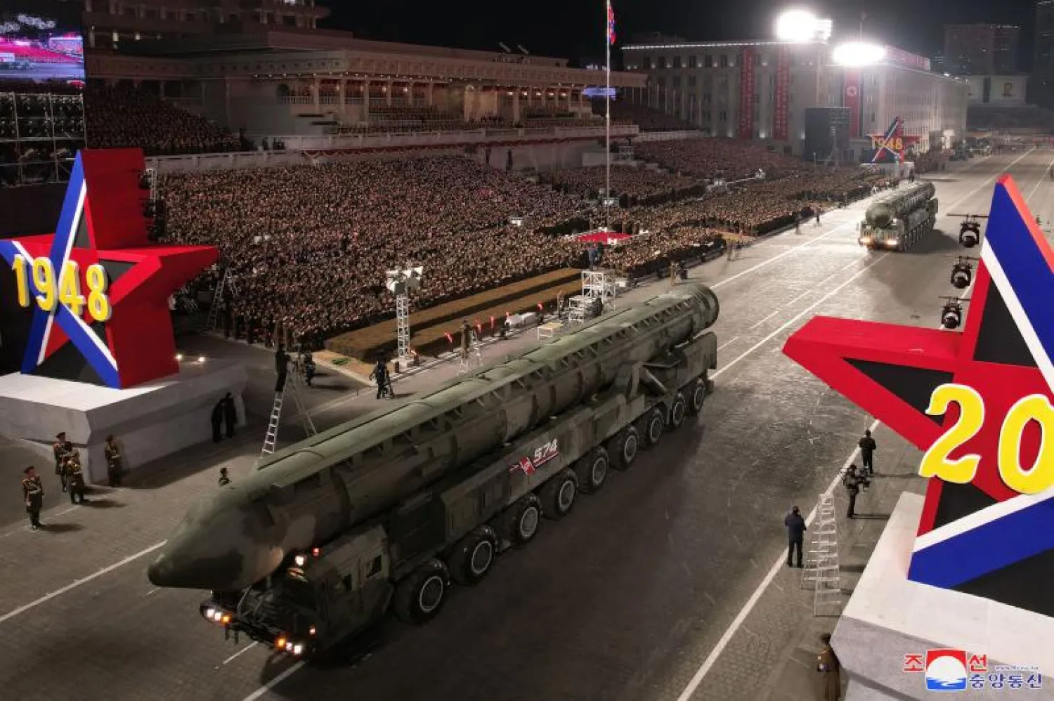 صاروخ باليستي خلال العرض العسكري في كوريا الشمالية (أ.ف.ب)