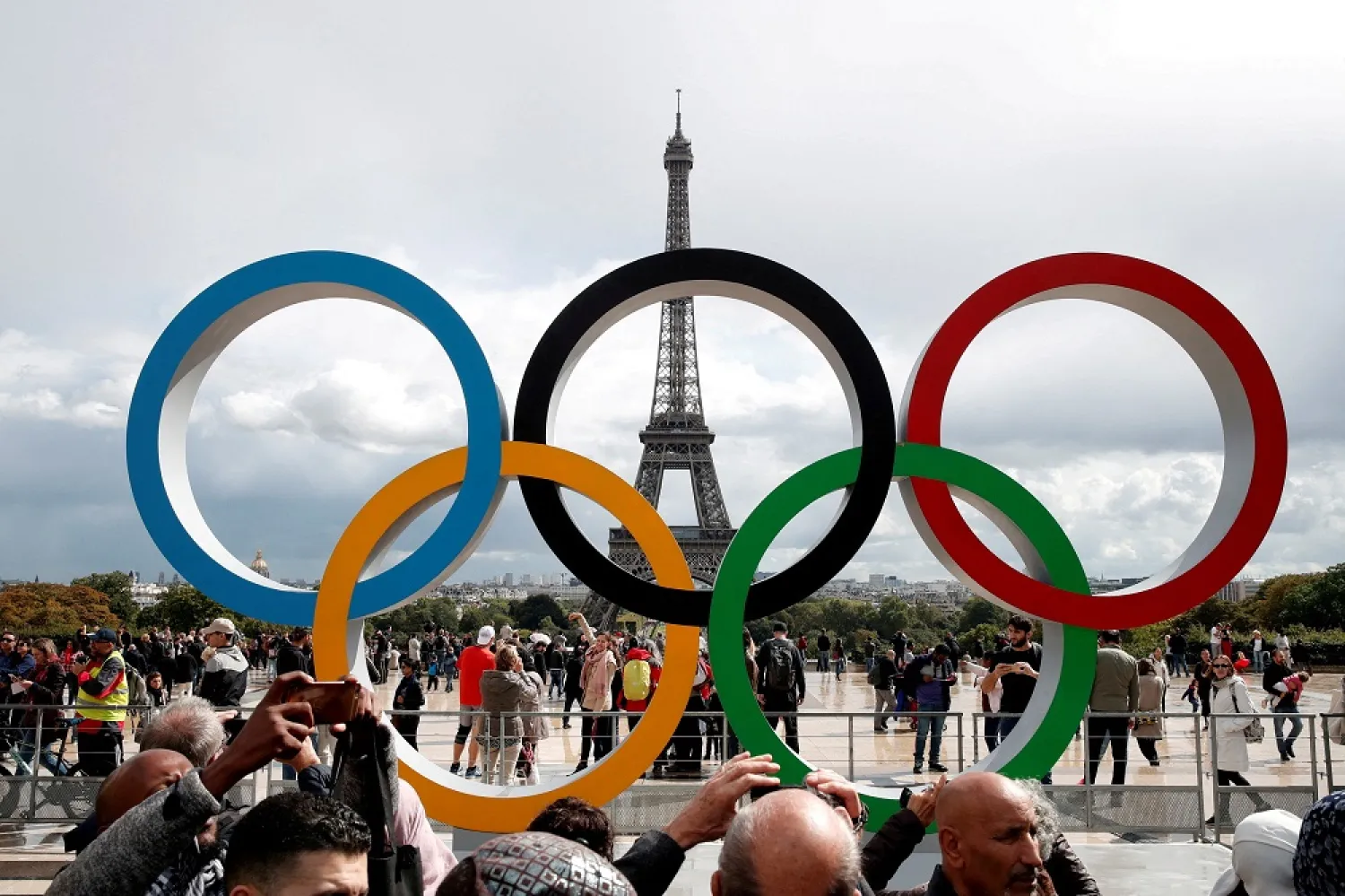 Olympic rings to celebrate the IOC official announcement that Paris won the 2024 Olympic bid are seen in front of the Eiffel Tower at the Trocadero square in Paris, France, September 16, 2017. (Reuters)