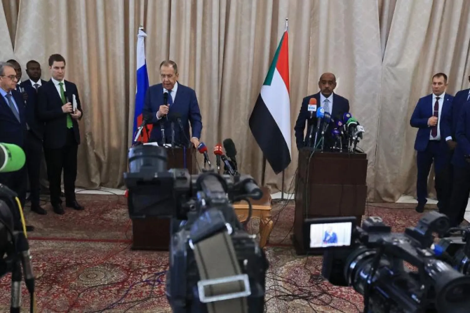 لافروف مع نظيره السوداني علي الصادق خلال مؤتمر صحافي مشترك في الخرطوم أمس (رويترز)