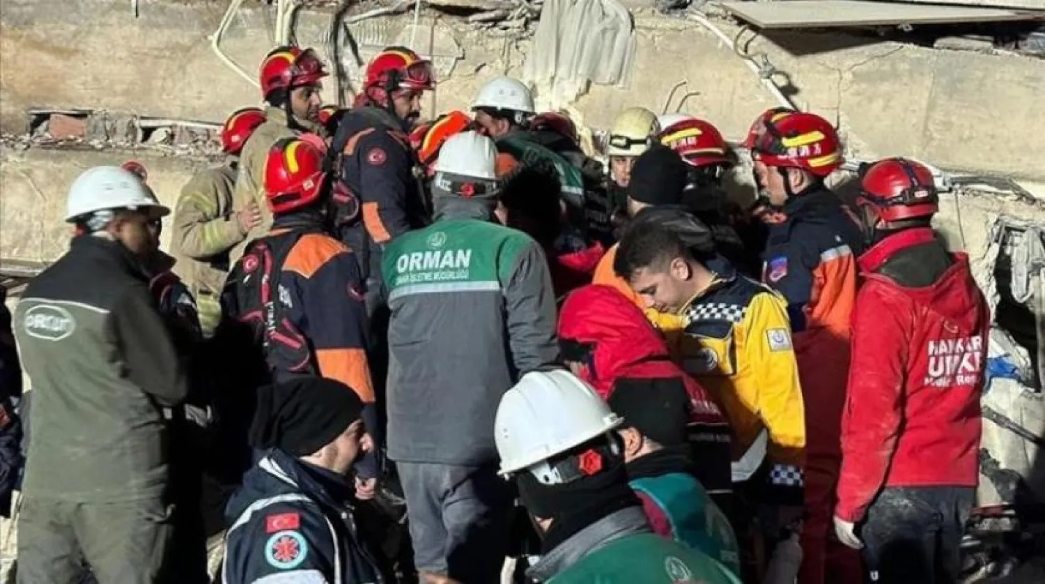 Arama kurtarma ekibi kurtarma çalışmalarına dördüncü gününde de katkı sağlamaya devam ediyor (AA)