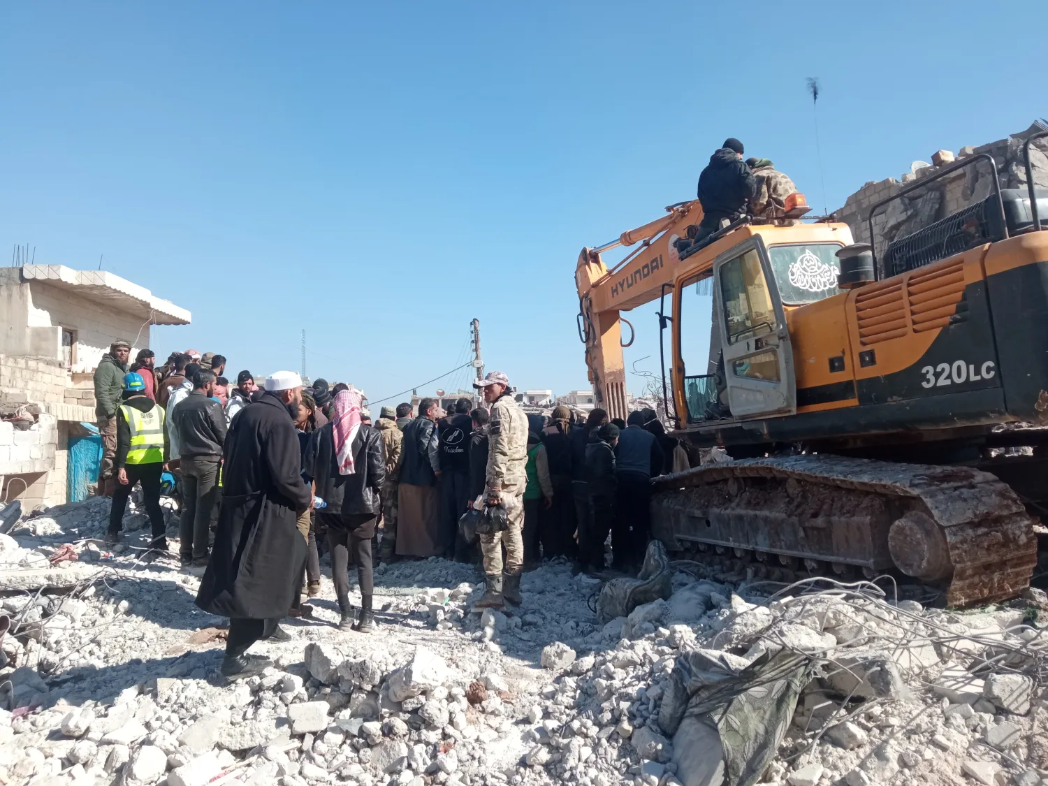 عمليات البحث عن ناجين في مدينة جنديرس شمال غربي حلب (الشرق الأوسط)