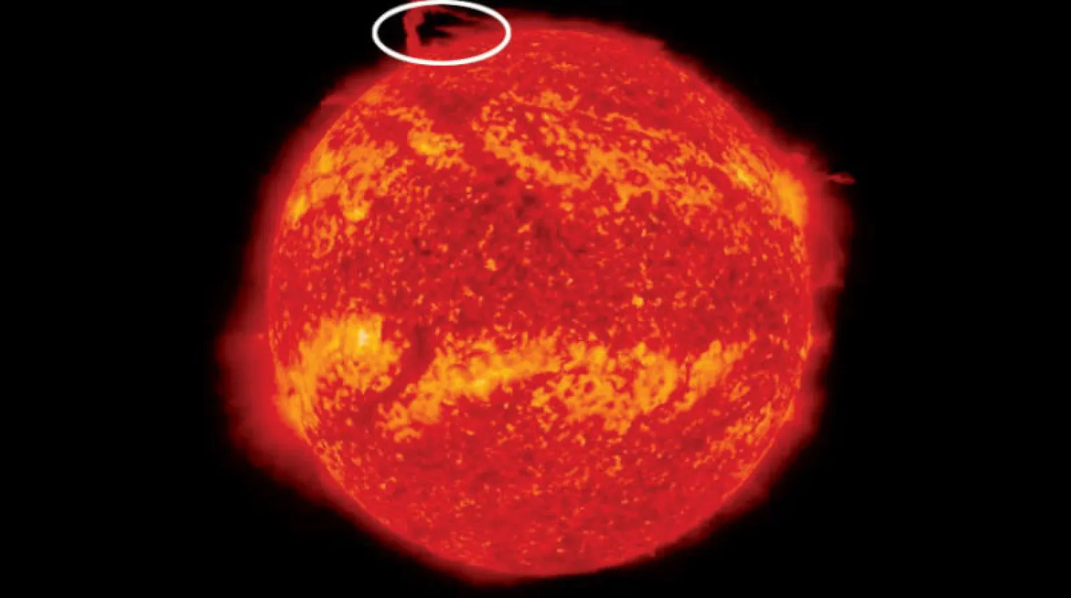 حلق الجزء المنفصل حول قطب الشمس بزاوية عرض 60 درجة على مدار ثماني ساعات تقريباً (نيويورك تايمز)