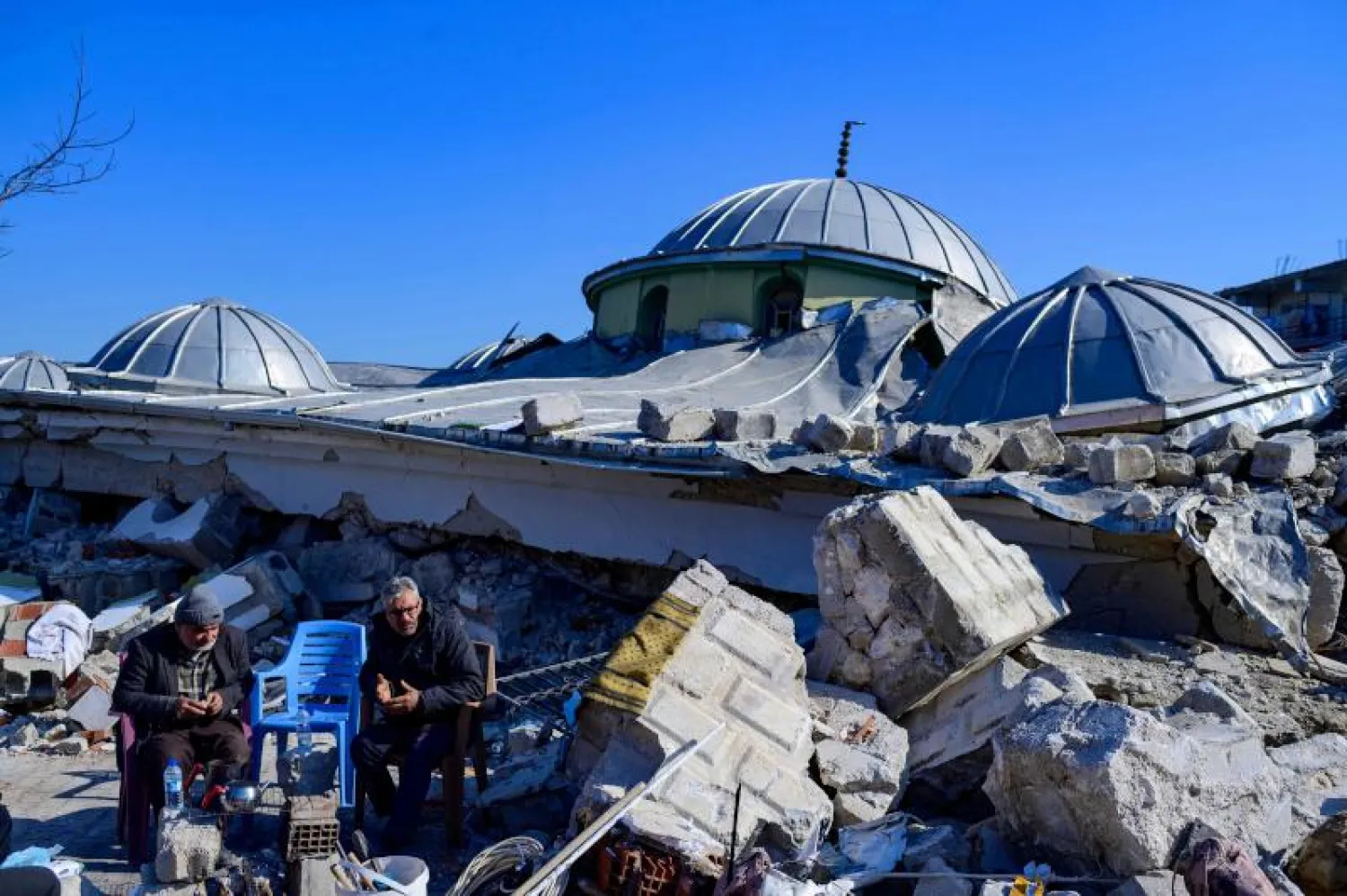 مسجد مُدمر من الزلزال في ولاية هاتاي التركية (أ.ف.ب)
