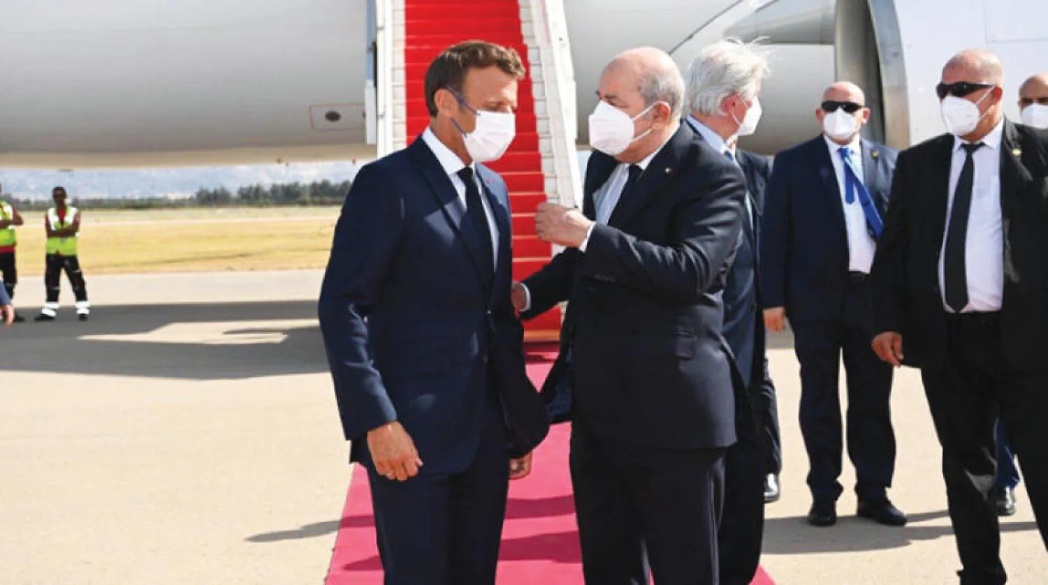 الرئيس الجزائري مستقبلاً نظيره الفرنسي بمطار الجزائر في أغسطس الماضي (الرئاسة)