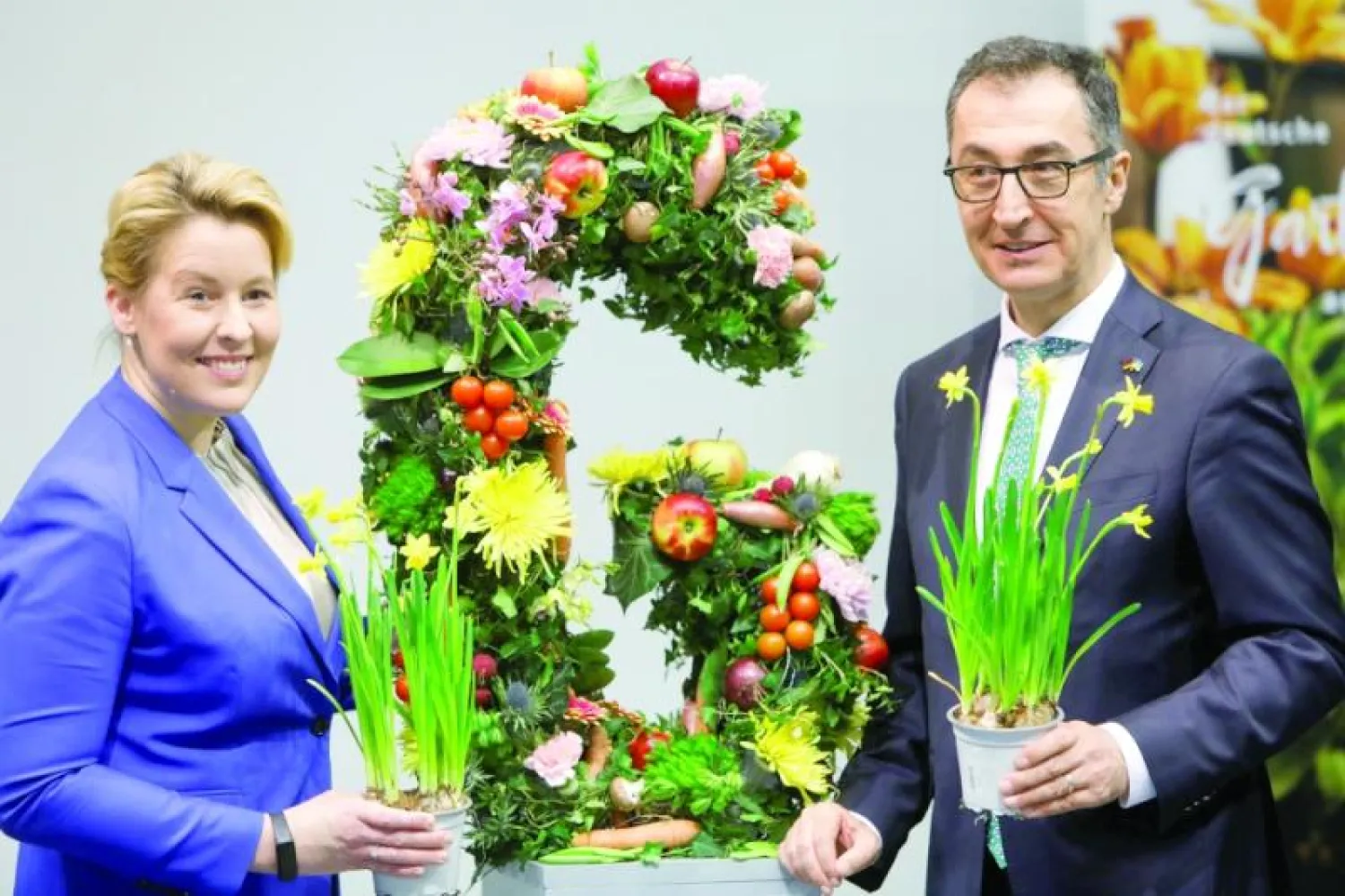 وزير الزراعة الألماني جيم أوزديمير وعمدة برلين فرانزيسكا جيفي يستعرضان أغذية عضوية في معرض الأسبوع الأخضر الدولي في برلين (رويترز)