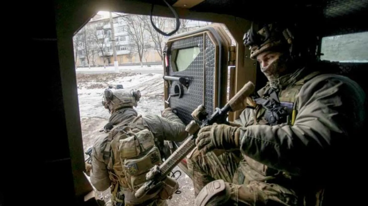 جنود أوكرانيون على الجبهة الأمامية للقتال في باخموت (رويترز)