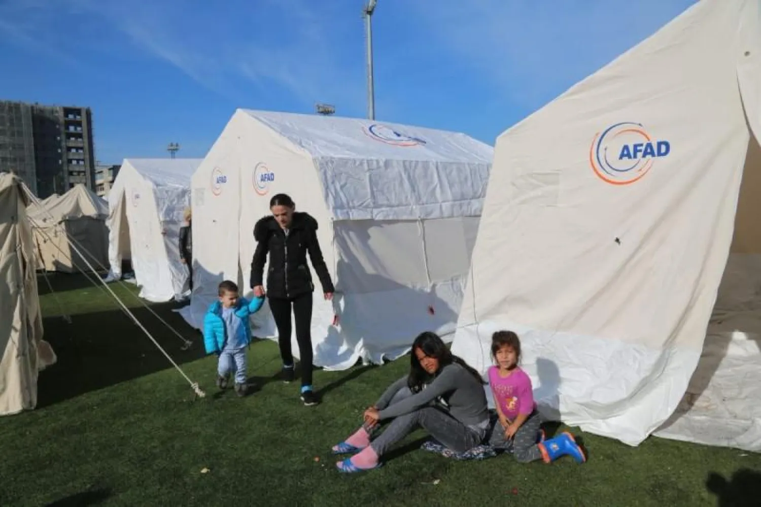 إحدى العائلات في مخيم للمتضررين من الزلزال أقامته إدارة الطوارئ والكوارث بإصلاحية في غازي عنتاب (الشرق الأوسط)