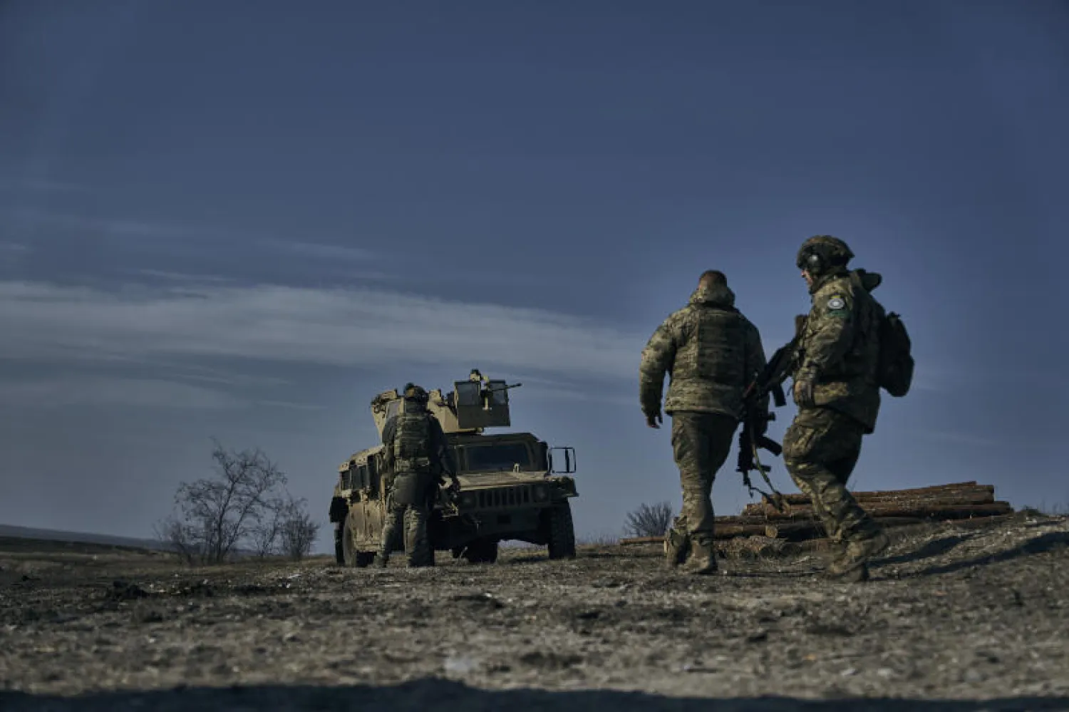 جنود من لواء الهجوم بالجيش الثالث الأوكراني التابع لقوات العمليات الخاصة (SSO) «آزوف» في موقع بالقرب من باخموت بمنطقة دونيتسك (أ.ب)