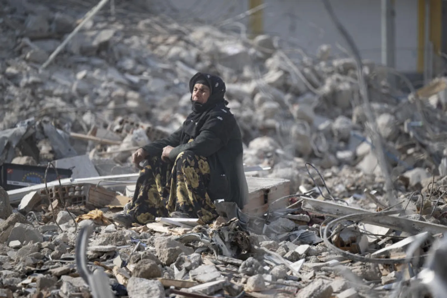 سيدة فوق الحطام في أنطاكيا (د.ب.أ)