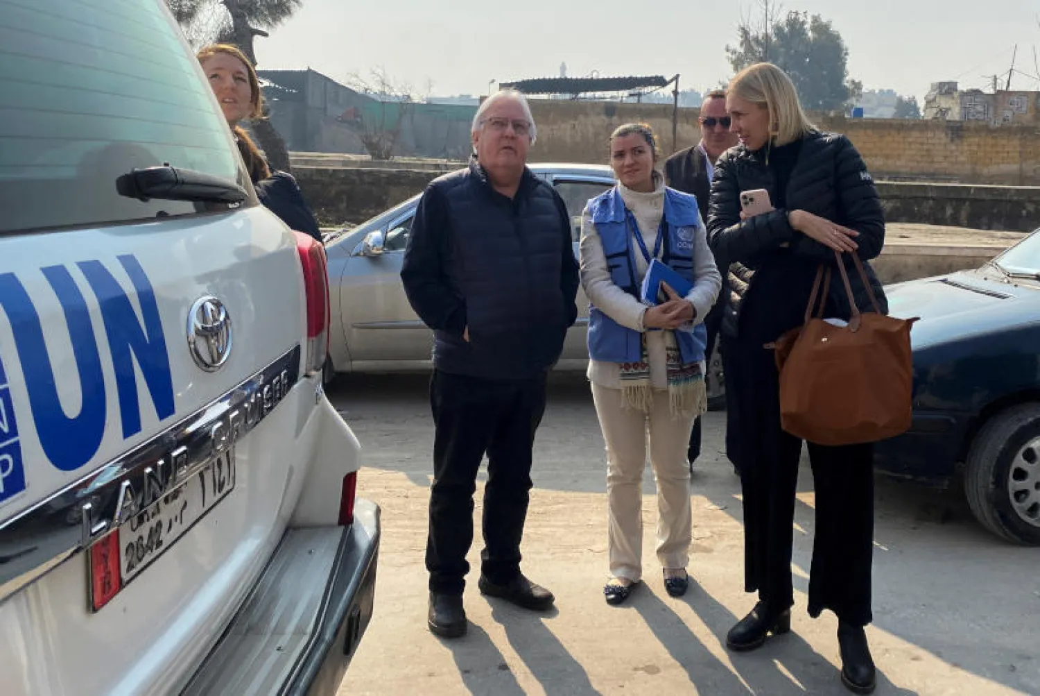 منسق الأمم المتحدة للإغاثة مارتن غريفيث يتوسط وفداً يصل إلى حلب (رويترز)