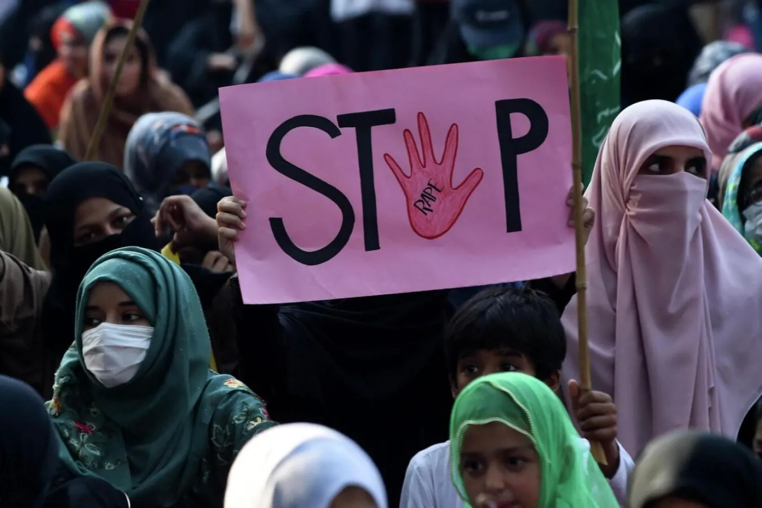 Pakistan'da tecavüz suçuna karşı farklı protestolar da düzenlenmişti (AFP)


