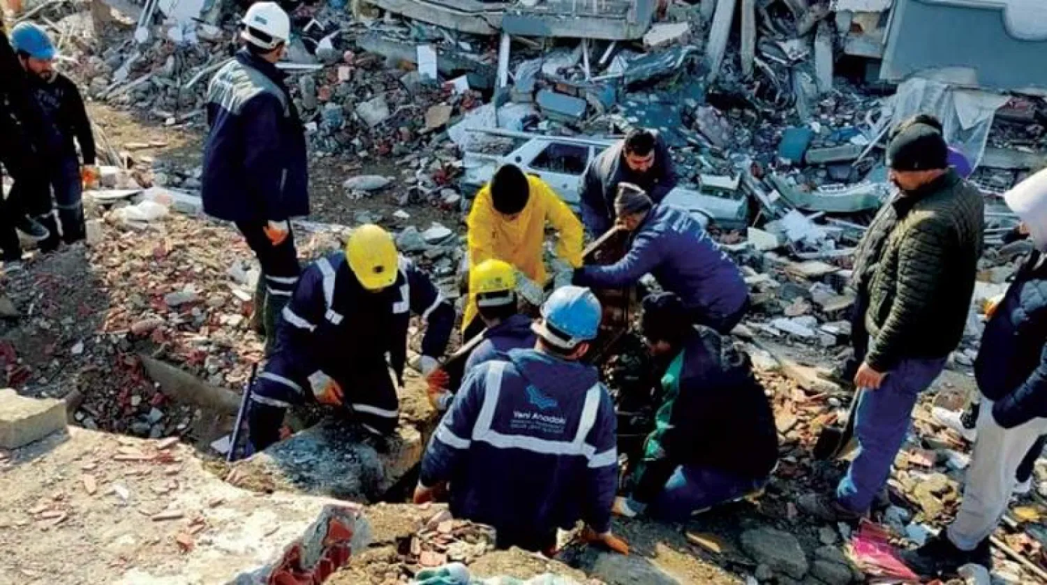 مجموعة من عمال المناجم أثناء أعمال الإنقاذ بمبنى منهار في غازي عنتاب (الشرق الأوسط)