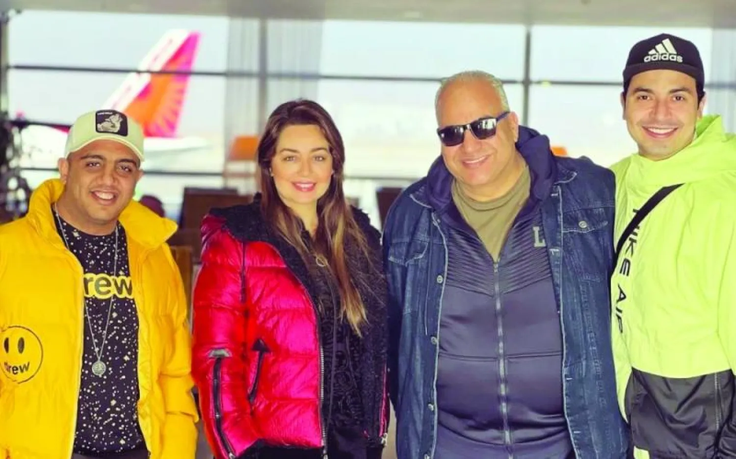 هبة مجدي مع فريق العرض المسرحي الجديد (هبة على إنستغرام)