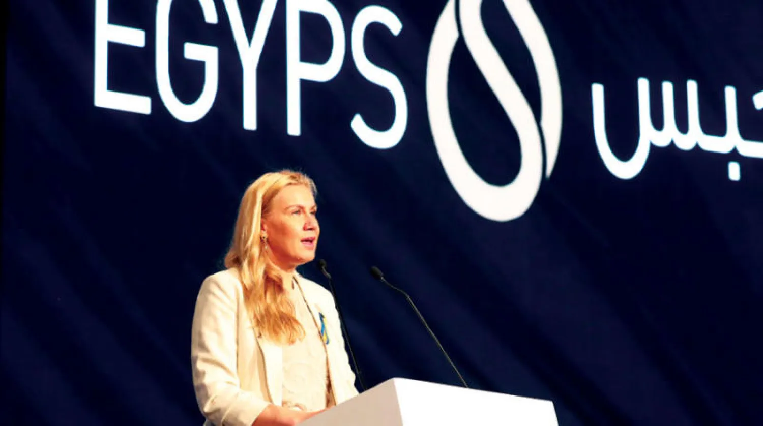 كادري سيمسون مفوضة الطاقة بالاتحاد الأوروبي تتحدث خلال مؤتمر «إيجبس 2023» أمس في القاهرة (إ.ب.أ)