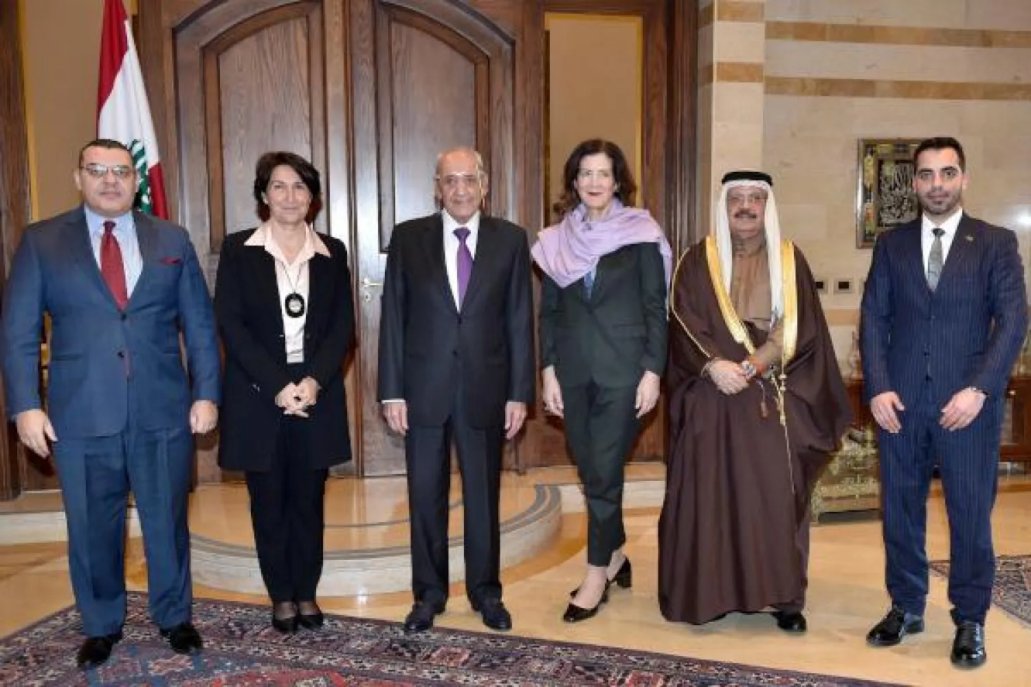 صورة لرئيس مجلس النواب اللبناني مع ممثلي الدول الخمس (من اليمين) قطر والسعودية والولايات المتحدة وفرنسا ومصر (أ.ف.ب)
